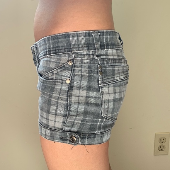 Shorts - Picture 3 of 4